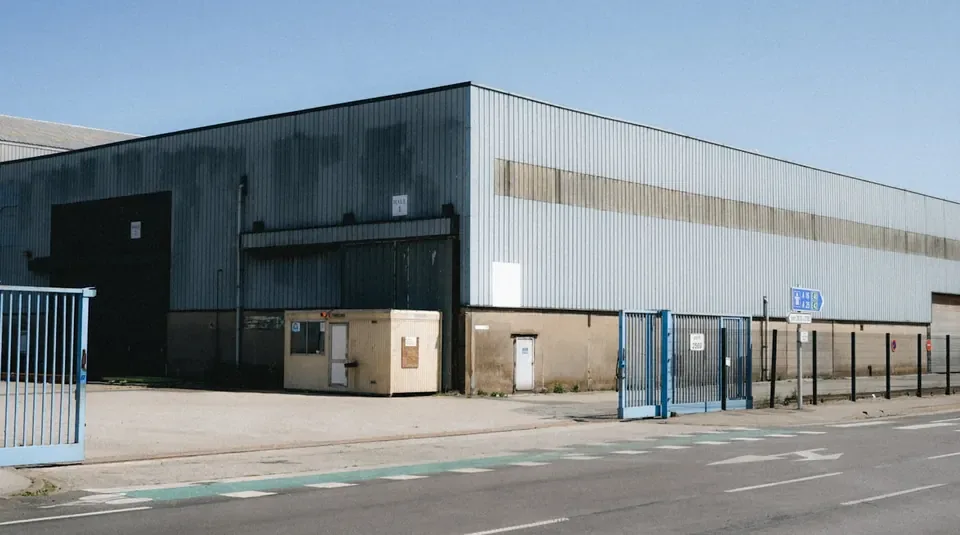 Pavilhão industrial com estrutura metálica