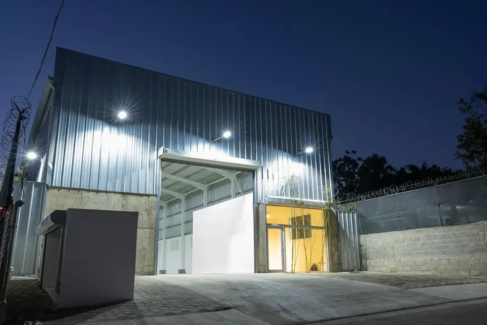 Pavilhão metálico com ampla abertura